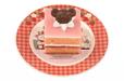 ストロベリーケーキ、スーベニアプレート付き 650円｜東京ディズニーリゾート「ダッフィー＆フレンズのハートフェルト・ストロベリーギフト」スーベニア付きメニュー｜販売店舗：東京ディズニーシー「ケープコッド・クックオフ」｜発売期間：2024年1月15日（月）〜3月31日（日）