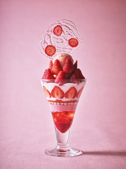 両方食べたい!「美しすぎる“いちごパフェ”」クイーン&キングの2種を