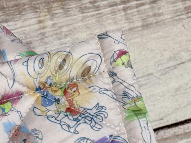 素材はマットな質感のポリエステル。ベースのカラーはアイボリーに近い淡いグレージュで、くすみカラーがおしゃれ♪