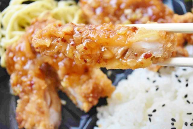 ピリ辛なソースがご飯とよく合おう！