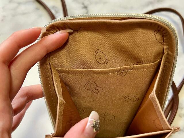 バック側にはお札を入れるのにぴったりなポケットが1つ