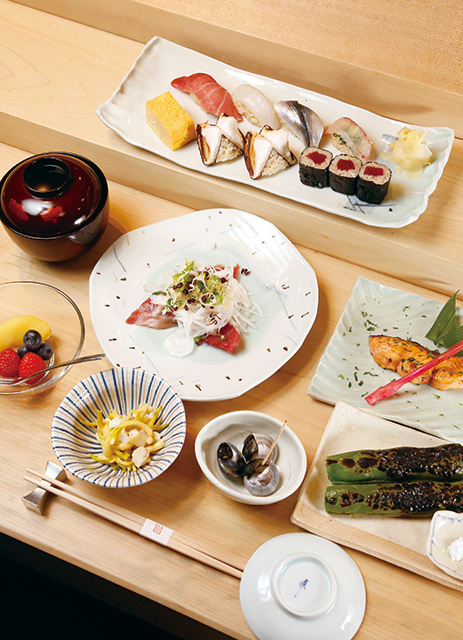 湖山（学芸大学） コース 5000円（税別） この日は、初鰹土佐造り、桜鱒木の芽焼き、握り、蛤すいなど。季節のおいしいものが並ぶ。