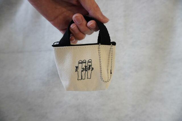 『GLOW（グロー）2023年5月号』【特別付録：MOOMIN（ムーミン）バッグ型が可愛いポーチ3点セット】小サイズを持ってみたところ