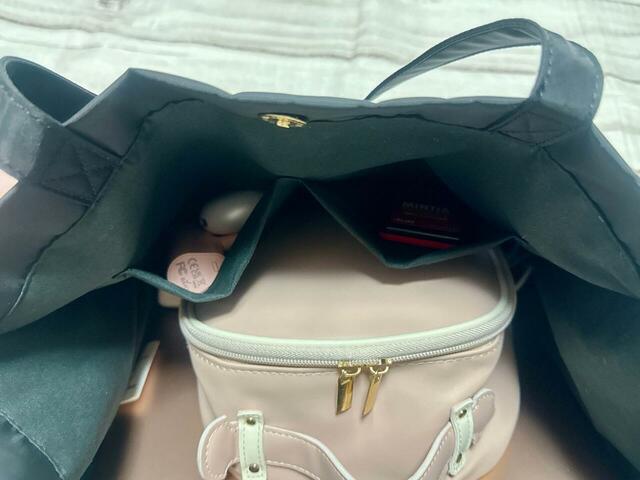 内側の仕切りポケットにはイヤホンなどの細々したものを収納