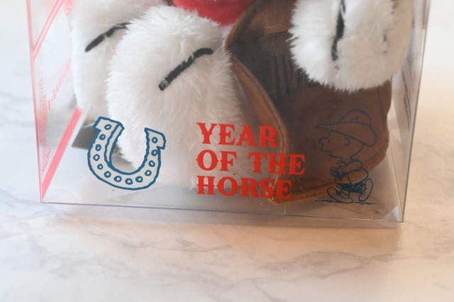 【『SNOOPY 2026 午 カウボーイスヌーピーのぬいぐるみポーチ BOOK』（宝島社）】外装下。馬鉄が描かれています