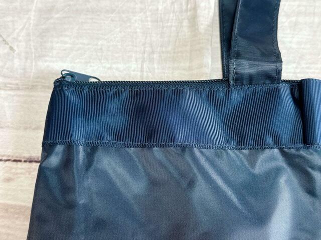 素材はポリエステル。厚手で丈夫な生地です