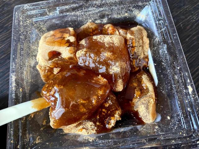 【シャトレーゼ 名水わらび餅】黒蜜をかけていただきます