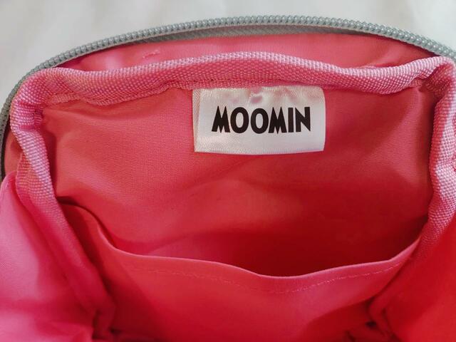 ポーチの中には、MOOMINのロゴタグつき