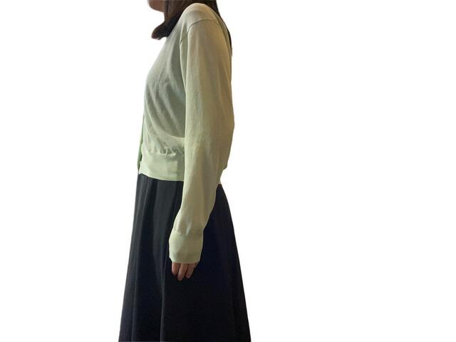 【ユニクロ ライトVネックカーディガン】袖はやや長め。袖口に向けて細くなる作りです