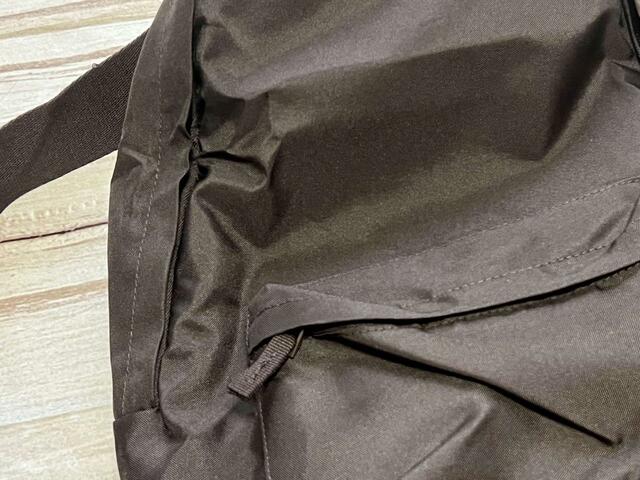 【otonaMUSE（オトナミューズ）6月号増刊】フロントポケットのファスナーには同色のスライダーが！