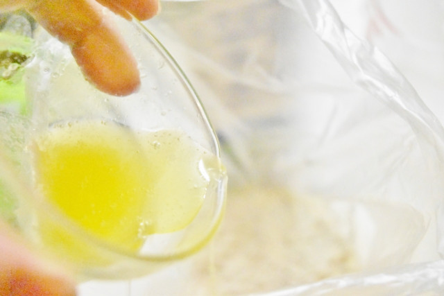 最後に溶かしバターを入れる。