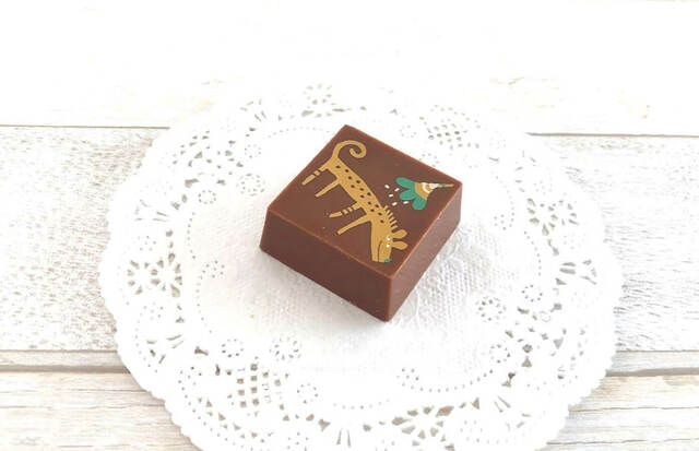 【カルディ カカオの森ボンボンハート】ヘーゼルナッツミルクにはオリジナルイラストが描かれています