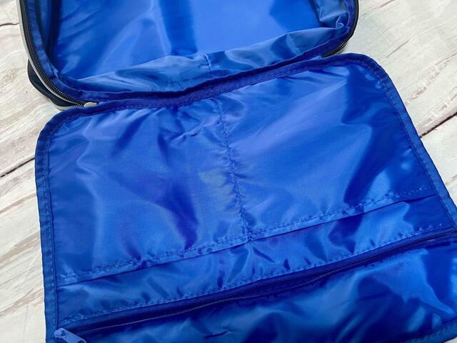 仕切り付きの仕分けポケットも2つついています!