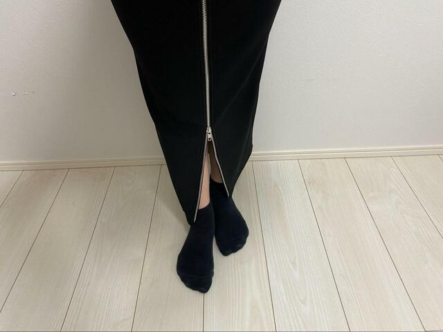 【GU フロントジップナローロングスカートQ】ジップで印象を変えられるので様々なコーディネートに合います