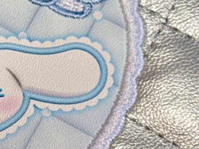 【サンリオキャラクターズ当りくじ】「3．バニティケース／シナモロール」ワッペンにも合成皮革素材が使われており、ここも高見えポイント！