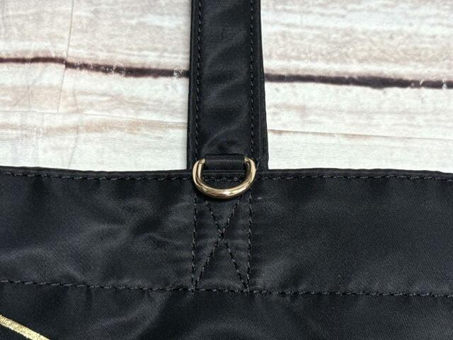 持ち手の根本にはチャームなどがつけられるDカンつき!