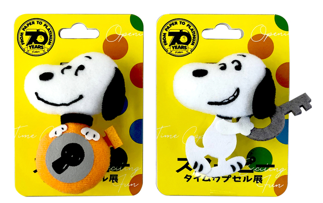 スヌーピーぬいぐるみバッジ（高さ約7cm、全2種）　各税込880円