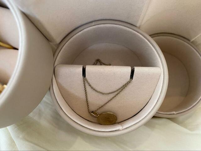 【ニトリ】デコホーム商品「筒形ジュエリーケース」2段目にはネックレスを収納可能。チェーンが絡まない工夫が嬉しい