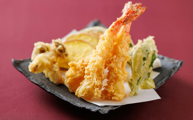 「大海老・茸・野菜の天麩羅」【「高知の真鯛の藁焼き」や「クリスマスメニュー」も登場！浅草ビューホテルで約100種類の多彩な料理と絶景を味わうブッフェ！】