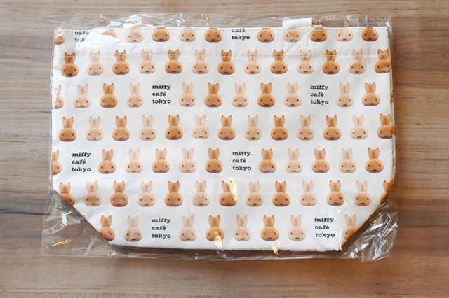 【miffy café tokyo「ランチトート」】ミッフィーのフィナンシェをモチーフにした「＜miffy café BAKED＞シリーズ」の「ランチトート」税込2,750円　※1人3点まで