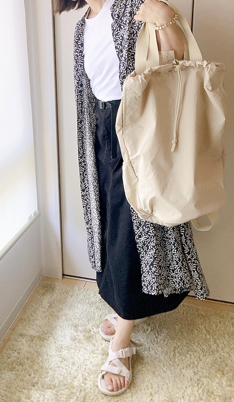 【ファッションセンターしまむら HIPTシャーリングワンピース】コーデ例5：白Tシャツ×スキニースカートと合わせてカジュアルに！