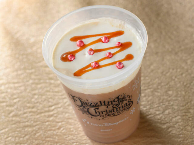 ホイップキャラメルミルクティー 700円|東京ディズニーリゾート「ディズニー・クリスマス」スペシャルメニュー|販売店舗:東京ディズニーシー「ハドソンリバー・ハーベスト」