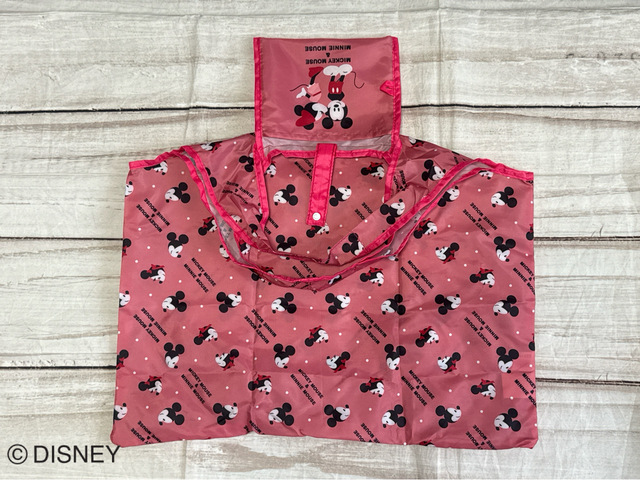 折りたたんでコンパクトにできる仕様。まずはポケットを外に出し、持ち手を下に折ります