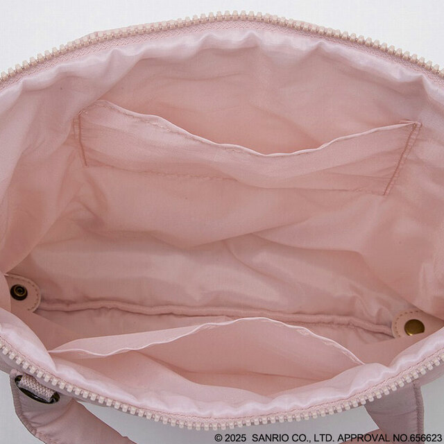 【『HELLO KITTY リボンな3wayキルティングBAG BOOK キュートPINK』(宝島社)】小物をさっと取り出せる2つの内ポケット付き。