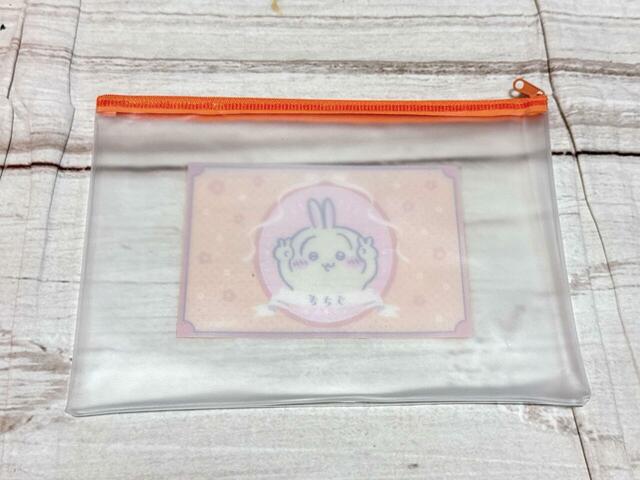 前面は透明、背面は半透明仕様