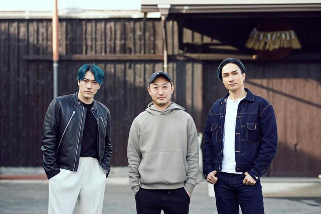 白糸酒造の杜氏・田中克典氏（中央）と橘ケンチ（右）はすでに旧知の仲。中務裕太（左）は日本酒の造りは初体験。