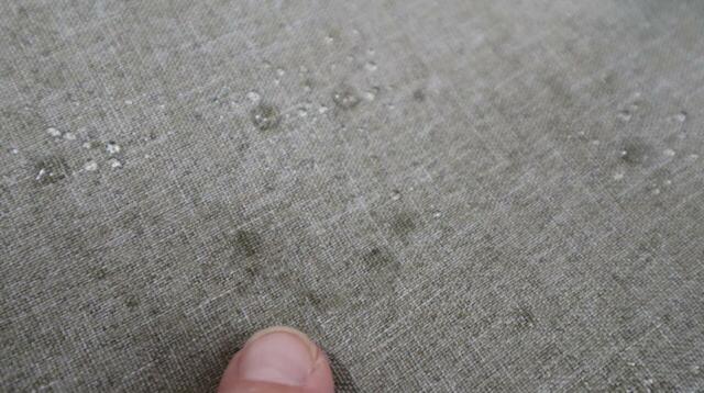 【ワークマン たためて自立する撥水トートリュック】表面だけでなく、裏面の素材にも撥水加工が施されていて安心！