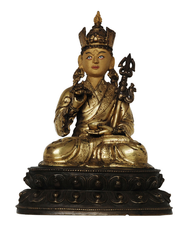 グル・パドマサンバヴァ 坐像 16 世紀 銅造鍍金、彩色 所蔵：ブータン王国国立博物館