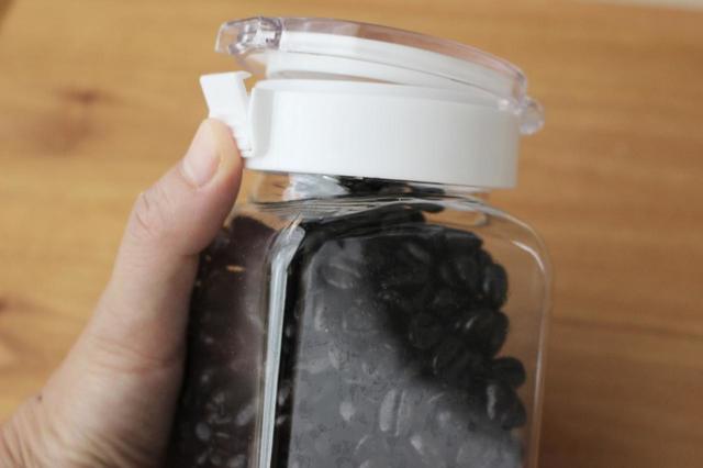 【ダイソー】ワンプッシュで開閉できる保存容器／100円
