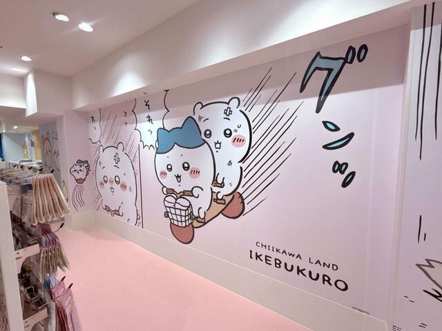 【ちいかわらんど 池袋パルコ店】個人的におすすめなのが、レジ近くに描かれた、自転車に二人乗りするちいかわ＆ハチワレのイラスト！