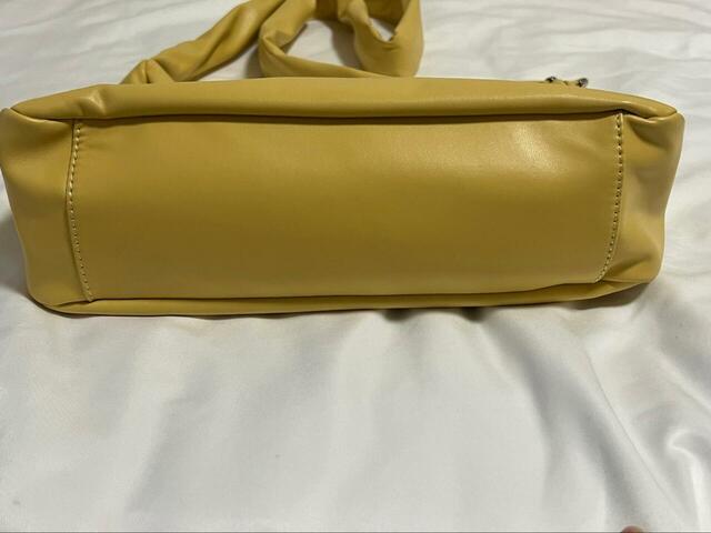 【florist シャーリングリボンレザーショルダーバッグ】サイズは約横幅29×マチ8×高さ15cm。500mlのペットボトルも入ります