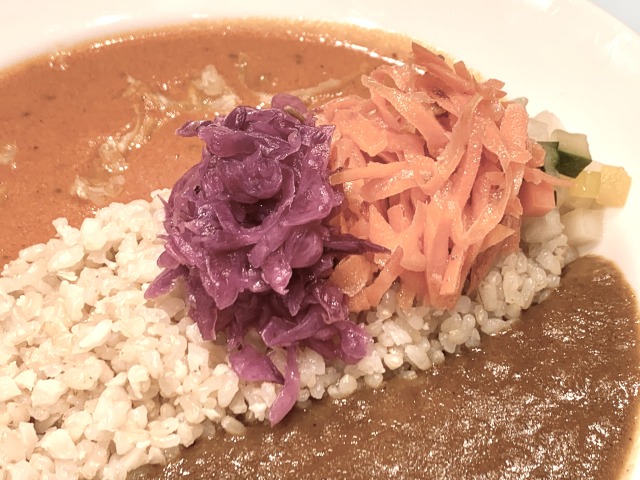 付け合わせのラペやザワークラウトも美味しい