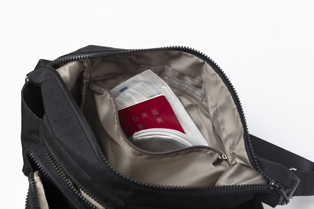 【『東武トップツアーズが考えた　旅に出たくなる機能派ショルダーバッグBOOK』（宝島社）】ポケットは内側に3つ、外側に9つ！