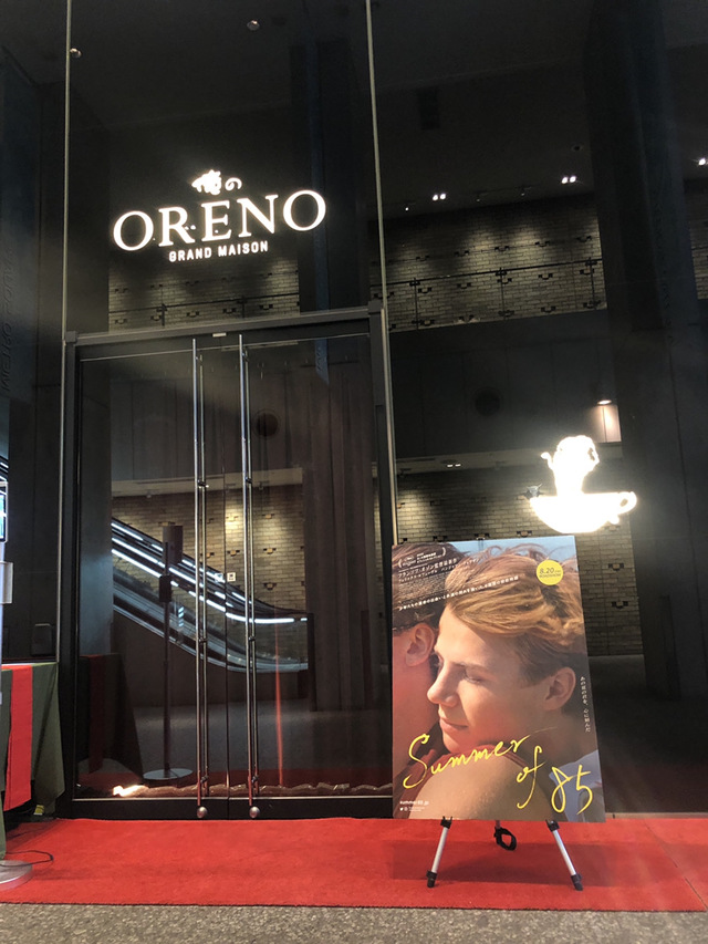 入り口には映画のポスターも♪