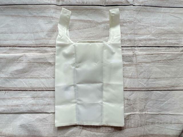 バックは装飾がないシンプルなデザイン