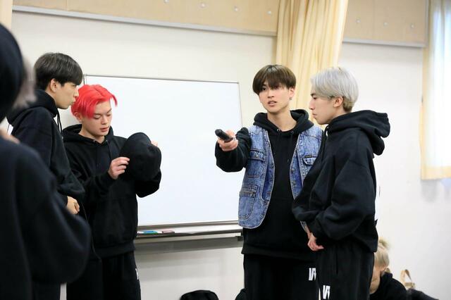 次の出番に備え、表情が引き締まる