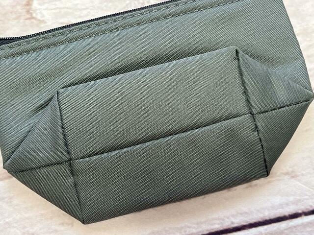 小ポーチも底マチがしっかりあります