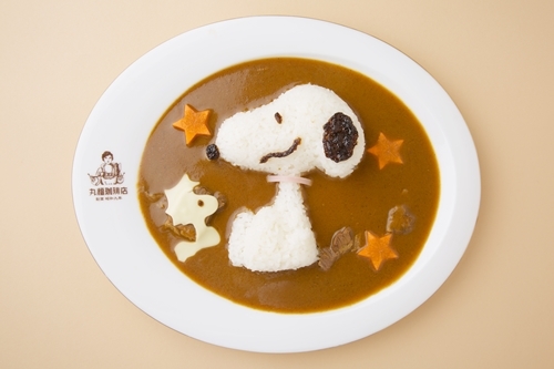 丸福珈琲店 「スヌーピーカレーライス」単品 1,180円、サラダ・ドリンクセット 1,580円　（画像は公式サイトより）