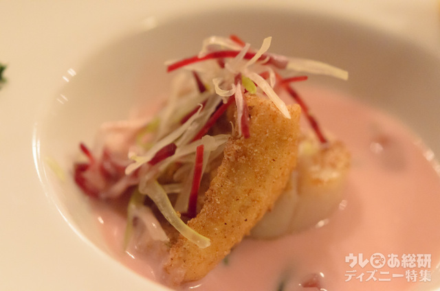 「マゼランズ」レミーのスペシャルコース：イトヨリのフリットと帆立貝のポワレ、ポテトクリームスープ｜東京ディズニーシー「ピクサー・プレイタイム」2018年