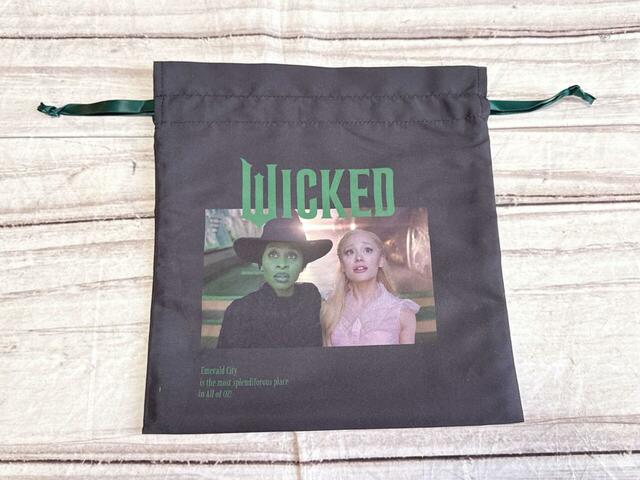 大サイズはブラック基調。劇中のワンシーンがプリントされているおしゃれなデザイン！