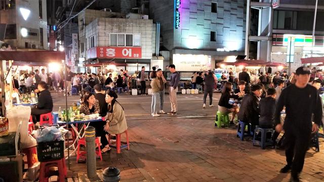 鍾路３街駅６番出口から見た屋台通り。右方向が楽園商街、左方向が宗廟
