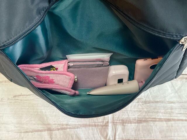 外側のファスナーポケットには細々したものを収納