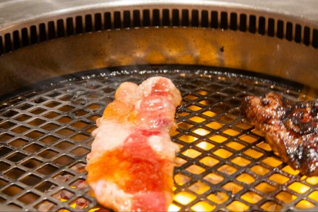 【牛角食べ放題専門店 定番コース】お肉を焼くのを待つ時間も至福です