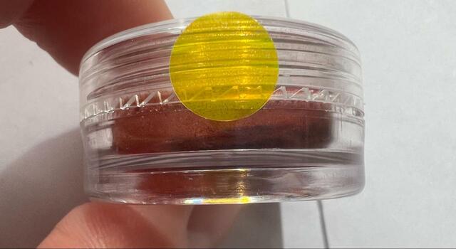 【セリア ミラーパウダー2P(YE10381)】中身がこぼれないようにシールもついているので安心