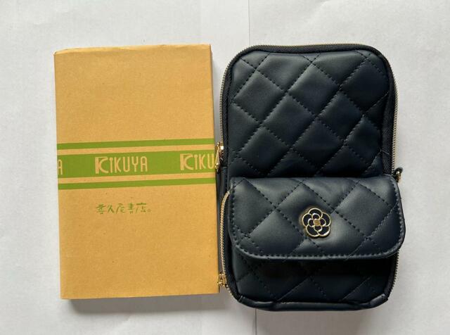 【CLATHAS（クレイサス）お財布機能付きスマホポーチ】少年コミックと同じくらいの大きさ