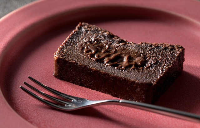 濃厚でなめらかなくちどけを実現した、動物性原料・白砂糖不使用、さらにグルテンフリーのガトーショコラ。特殊製法の超微粒玄米粉と、アーモンドミルク、オーガニックシュガーなどヘルシー素材を使用。